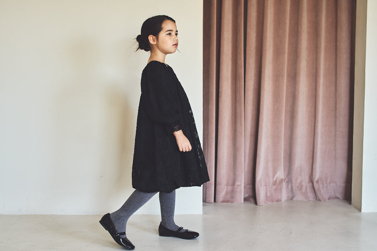 pompadour dress 5 leaf black